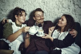 ŁYSA ŚPIEWACZKA, CZYLI JAK TO ROBIĄ ANGLICY